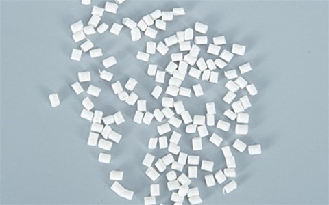 大大小小、形状不一的阻燃剂，渐渐地走进我们的生活，成为我们之间的一份子。面对品类如此繁多的阻燃剂，你真的选对了吗？为了我们的健康也为了我们的环境，我们应该选择安全的环保阻燃剂。那如何判断其是否环保呢？ 阻燃剂的主要通过把原材料进行阻燃改性，来增加其防火灭火的功能性质，特别在建材、船舶、车辆和家电等行业得到广泛的应用。判断阻燃剂是否环保有很多的方法，如氧指数测定法、水平或垂直燃烧试验法等。在电子电器设备行业，人们对阻燃的物质也有了明确的要求，其中铅、汞、镉、六价铬、多溴联苯和多溴二苯醚等六种物质的含量均有严格的标准。倘若不符合每种物质的上线浓度要求，均可判断为不环保的阻燃产品。